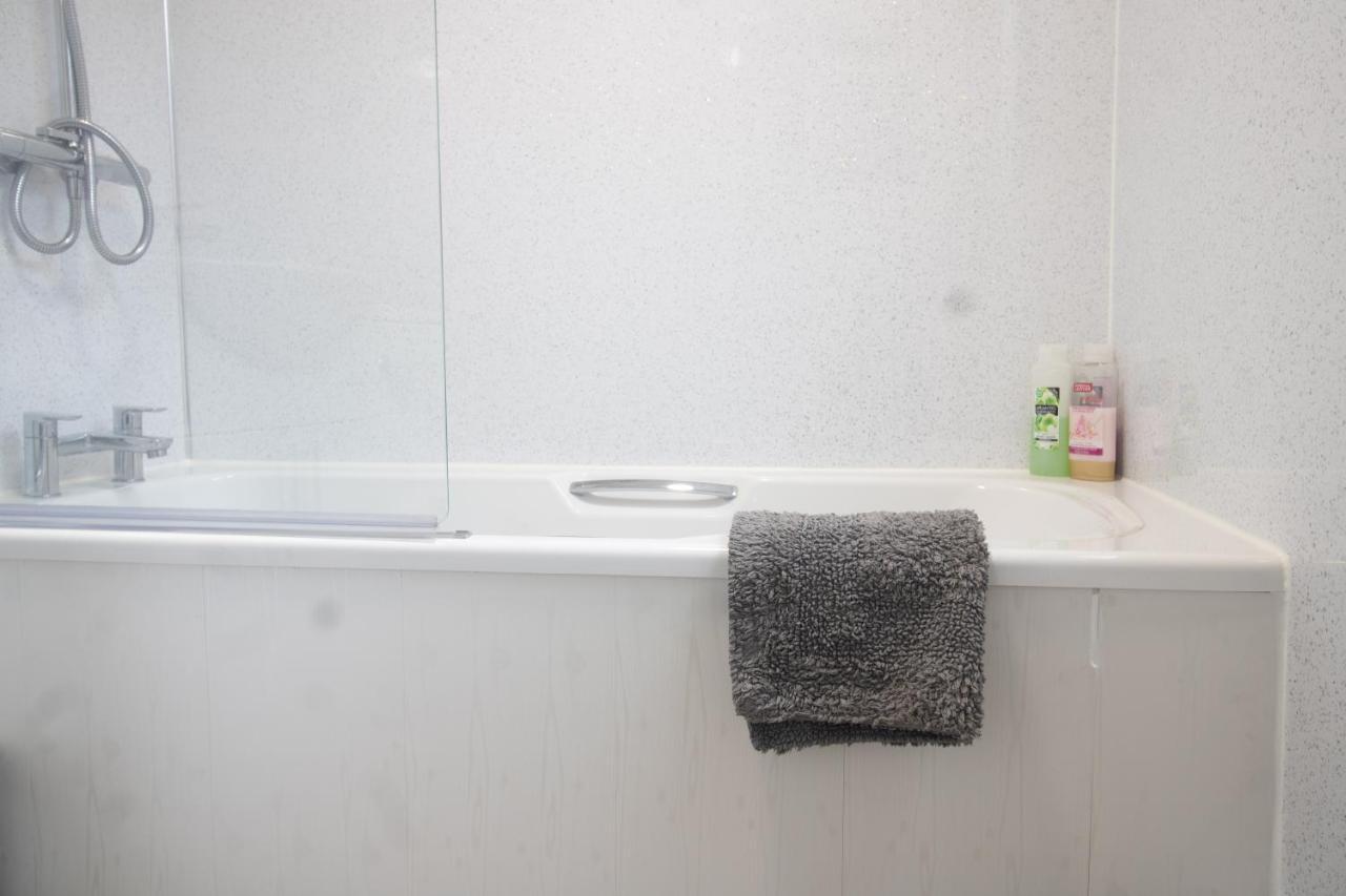 Apartamento Adrian House, Near Hospital, Easy Parking + Garden Carlisle  Exterior foto